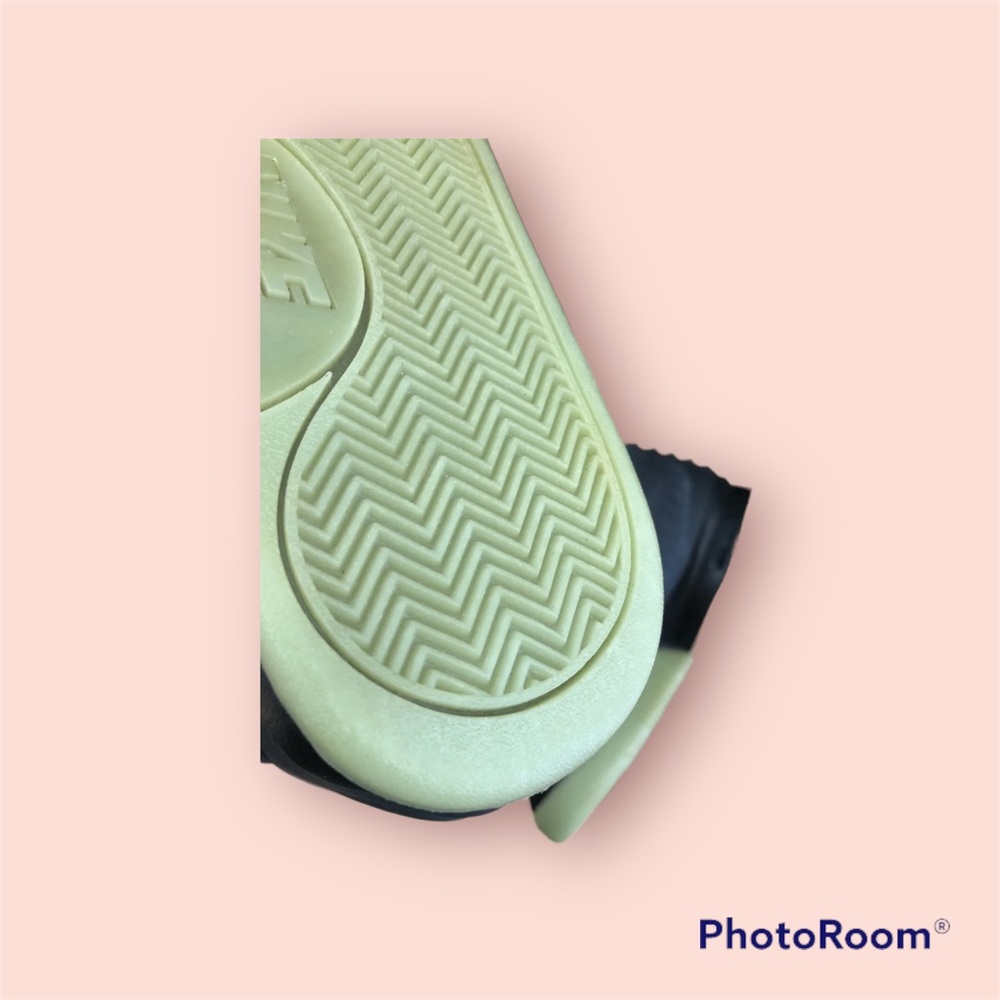 Yeezy sneakers - Picture 9 of 13